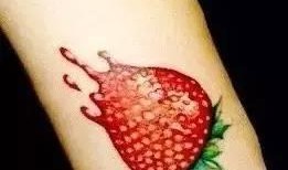 网红大腿纹身吃瓜,吃瓜群众纷纷围观